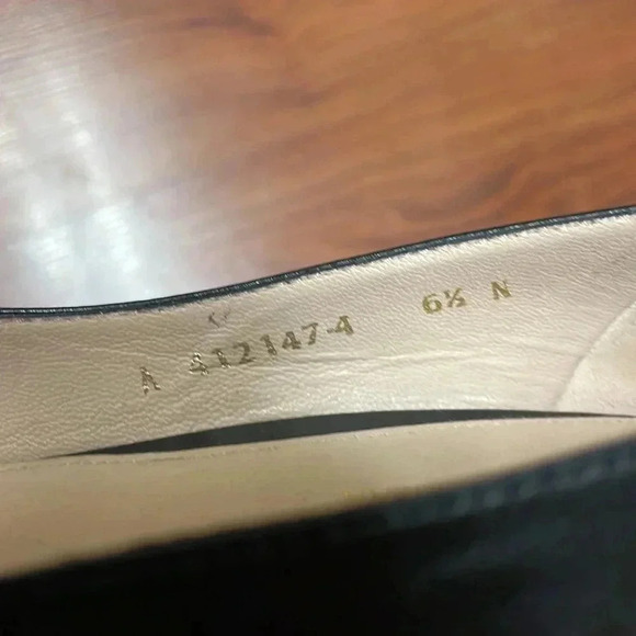 Stuart Weitzman Classic Round Toe Black Leather Pumps Size 6.5 3” Heels - Picture 6 of 7